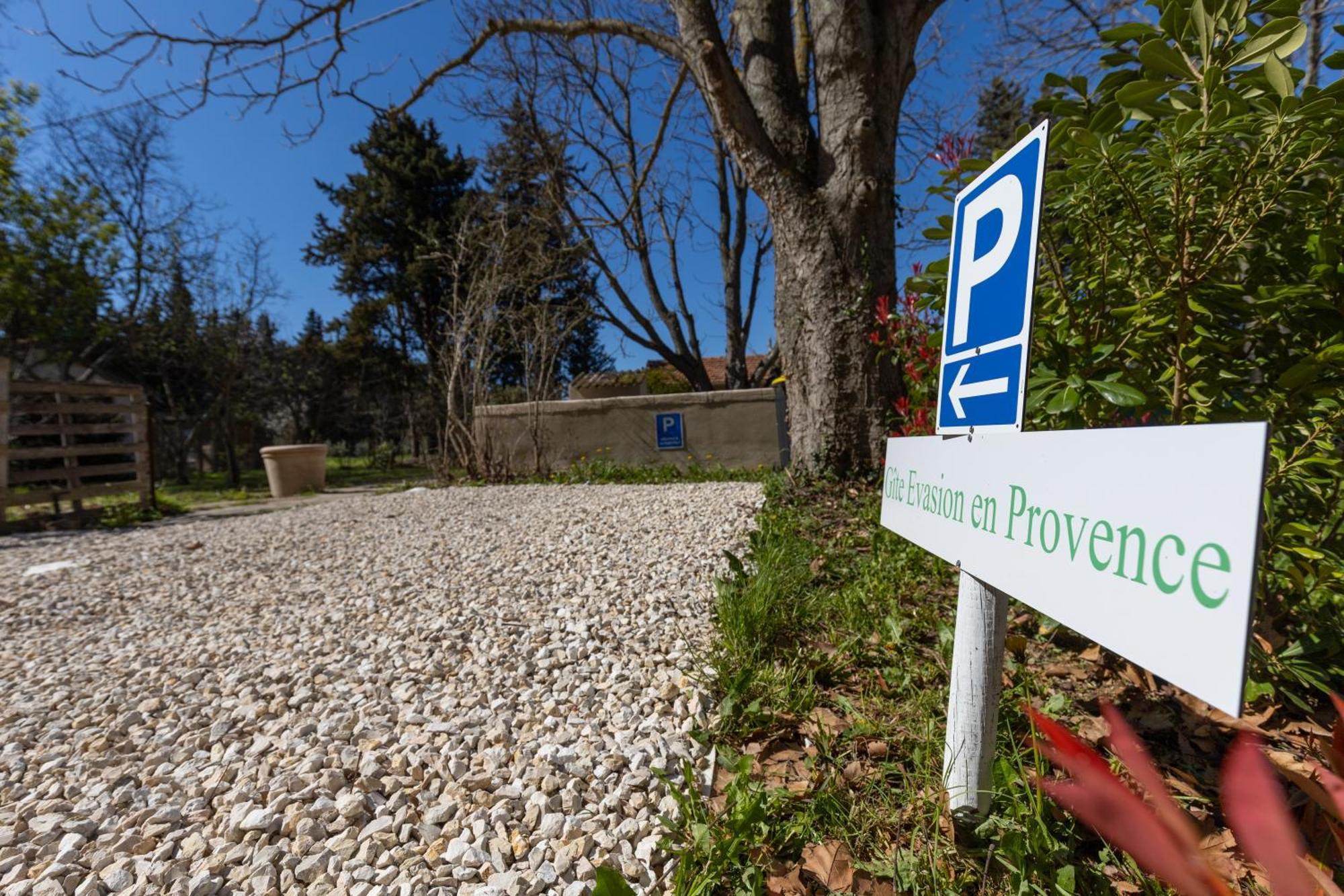 Mas Neuf De Romanin : Mas Provencal Familial Saint-Remy-de-Provence